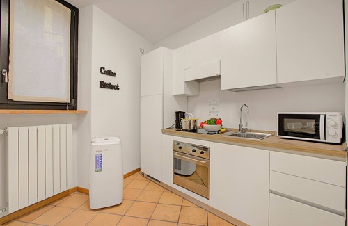 Gardone Riviera Apartment | Magnolia House With Shared Pool, Gardone Riviera, Italy
