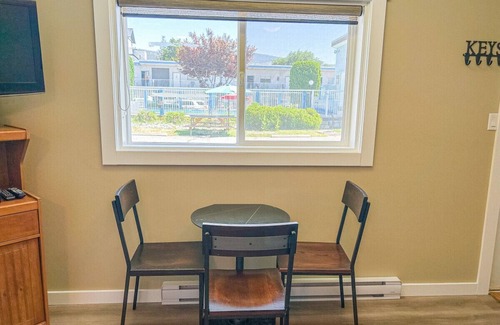 Okanagan-Similkameen Apartment | Main Beach Apartment with Outdoor Pool