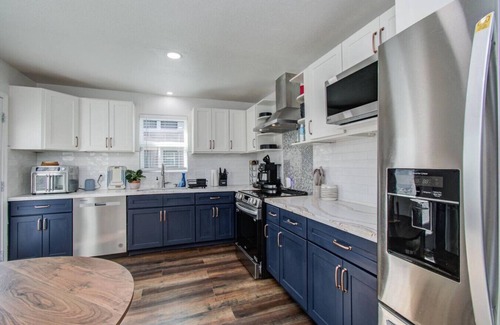 MacGregor House | Main House & Garage Apt near NRG & Medical Center!