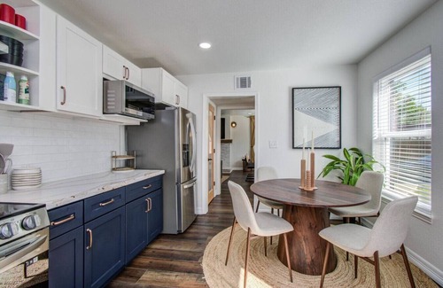 MacGregor House | Main House & Garage Apt near NRG & Medical Center!