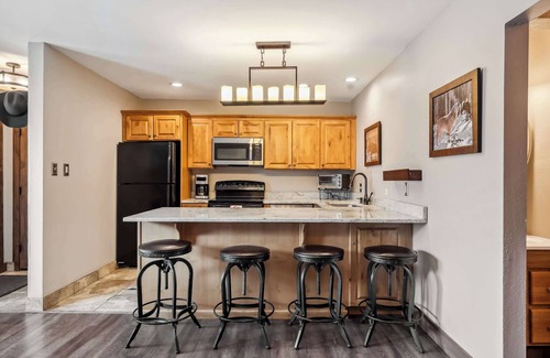 Historic District Condo | Main St Condo with Fireplace & Mountain Views