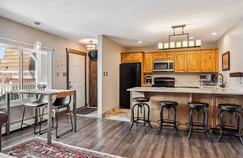 Historic District Condo | Main St Condo with Fireplace & Mountain Views