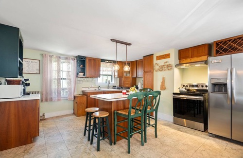 Meredith House | Main St Location | Pets, Fenced Side Yard | Walk to Church Landing, Lake Winnipesaukee and Shops in minutes | BankNH Pavilion