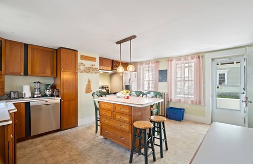 Meredith House | Main St Location | Pets, Fenced Side Yard | Walk to Church Landing, Lake Winnipesaukee and Shops in minutes | BankNH Pavilion