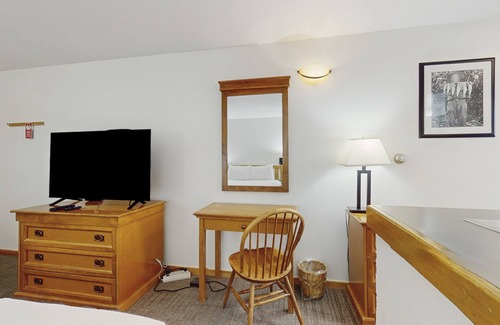 West End Cabin | Main St. studio - pool & hot tub - walk to lifts, dog-friendly, third floor