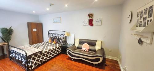 Steeles House | Mainfloor Spacious Room in Toronto