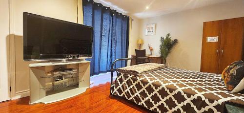 Steeles House | Mainfloor Spacious Room in Toronto