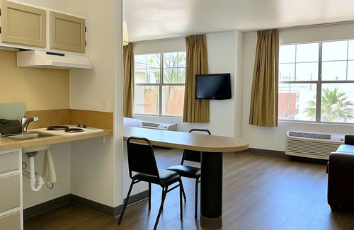 Paradise Hotel | MainStay Suites Las Vegas Flamingo