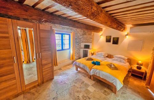 Saint-Hippolyte-de-Montaigu House | Maison provençale avec Piscine intérieure, spa et hammam à deux pas d'Uzès
