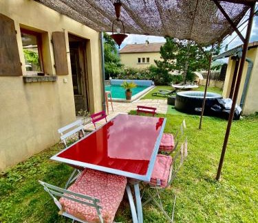 Alba-la-Romaine House | Maison 6p, 3ch, piscine, jacuzzi, cuisine d'été, jardin clos