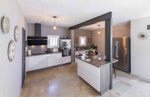 St.-Remy-de-Provence Villa | Maison Belleviste - private swimming pool within w