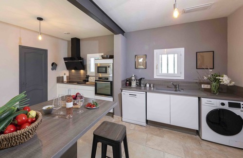 St.-Remy-de-Provence Villa | Maison Belleviste - private swimming pool within w
