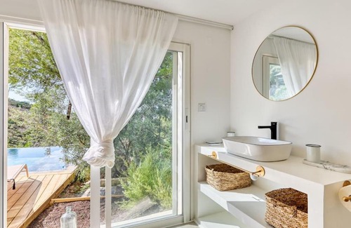 Saint-Loup Villa | Maison bohême avec piscine, Parc Naturel, Vue Mer