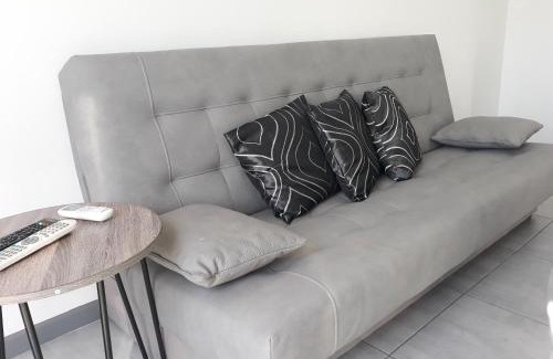 Saint-Mitre-les-Remparts House | Maison Coquillage