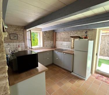 Sainte-Marie-de-Re House | Maison de charme cœur village - cour et terrasse extérieure à 200m de la mer
