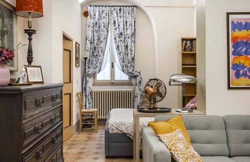 Parma City Centre Apartment | Maison des ArtsSpacious and quiet one-bedroom apartment in elegant 13th-century building.