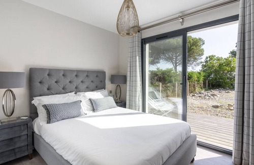 Carcans Villa | Maison Du Lac - Four Bedroom Villa, Sleeps 8