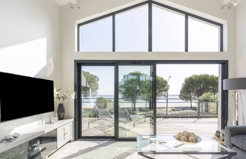 Carcans Villa | Maison Du Lac - Four Bedroom Villa, Sleeps 8