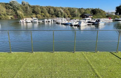 Deulemont Boat Rental | Maison flottante moderne