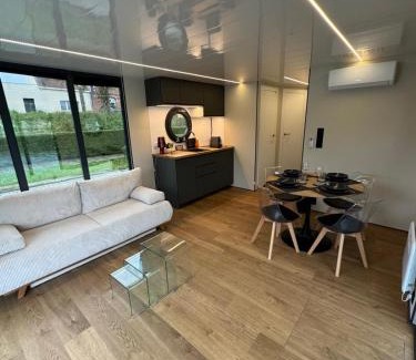 Deulemont Boat Rental | Maison flottante moderne