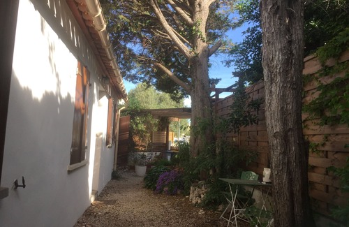Villeneuve-les-Maguelone House | maison de vacances familiale avec vue du jardin magnifique sur soleil couchant