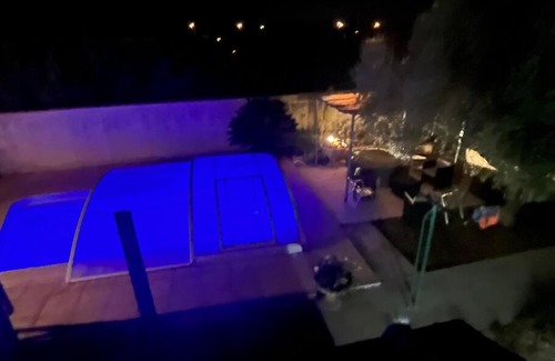 Uchaud Apartment | Maison Gardoise de 1975 au calme,billard, jacuzzi,