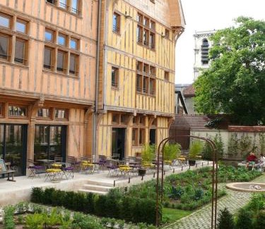 Old Town House | Maison Juvénal des Ursins