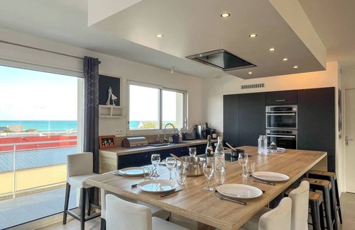 Digosville House | Maison Lévi with sea view and 200m from the port