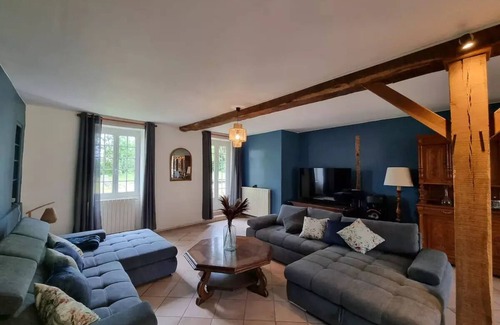 Dompierre-sur-Nievre House | Maison Spacieuse Avec Piscine, Idéale Pour les Vacances
