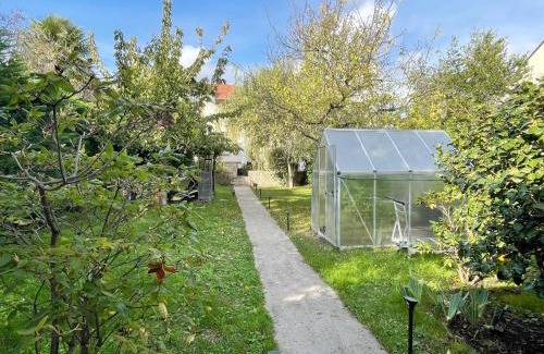 Petit-Colombes Apartment | Maisonnette dans jardin partagé