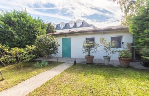 Petit-Colombes Apartment | Maisonnette dans jardin partagé