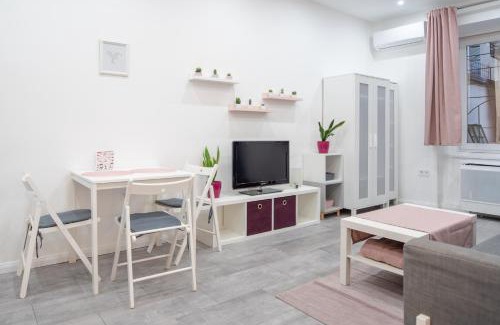 Belso-Ferencvaros Apartment | Maja's Sweet Little Home with Free Parking and Air Condition