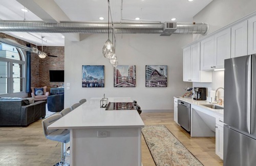 Downtown Nashville Apartment | Majestic Lofts #401 - In The Heart of Downtown! Steps from the Center of Broad!