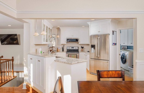 Appleton House | Majestic Mansion on State - Sleeps 13