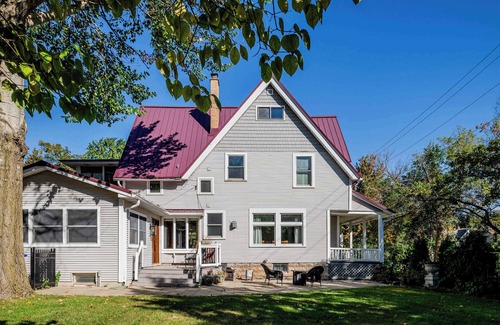 Appleton House | Majestic Mansion on State - Sleeps 13