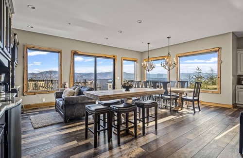Gatlinburg - Pigeon Forge House | Majestic Paradise ~ Pickleball Court ~ Indoor Pool ~ Spectacular Views!
