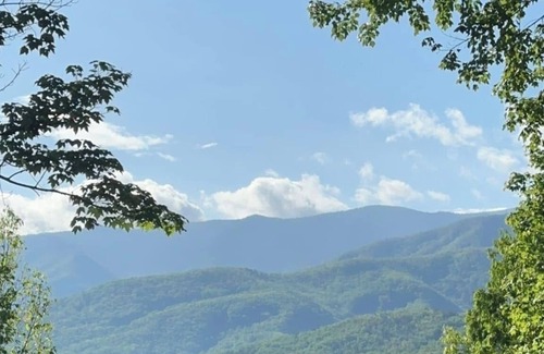 Gatlinburg - Pigeon Forge Cabin | Majestic Views,Hot Tub,Outdoor Ent,Pet Friendly,Generac