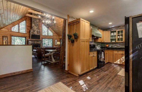 Sapphire Cabin | 'Make Your Mark' Cozy Sapphire Cabin with Hot Tub