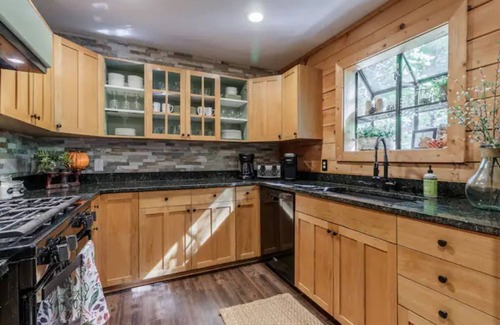 Sapphire Cabin | 'Make Your Mark' Cozy Sapphire Cabin with Hot Tub