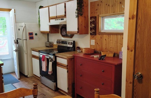 Geneva-on-the-Lake Cottage | Making Memories Cottage GOTL - Charming 2-bedroom cottage with WiFi and AC