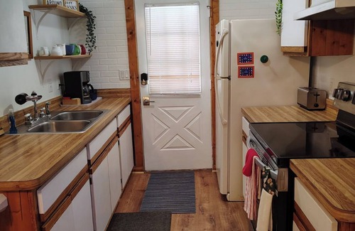 Geneva-on-the-Lake Cottage | Making Memories Cottage GOTL - Charming 2-bedroom cottage with WiFi and AC