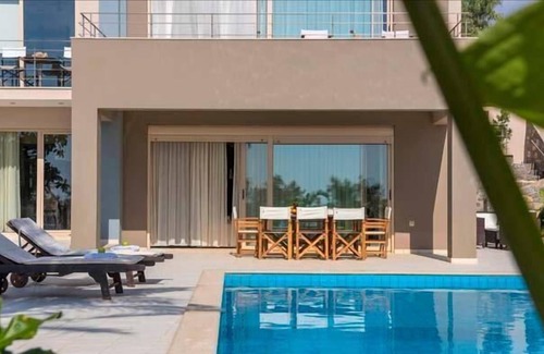 Mavros Kolimpos Villa | Makrygialos Villa - Beachfront villa private pool