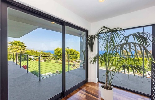 Central Malibu House | Malibu Luxury 4 BR Home w Pool and Ocean Views
