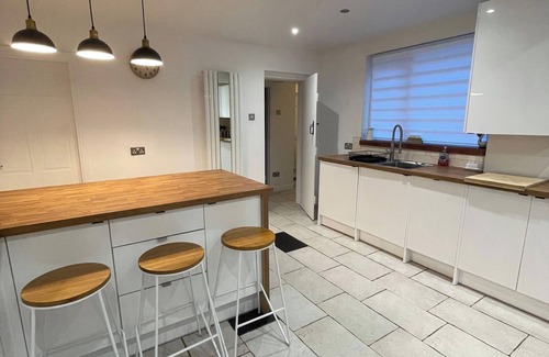 Ashton-under-Lyne Cottage | MALLISON COTTAGE, pet friendly, with a garden in Ashton-Under-Lyne