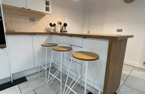 Ashton-under-Lyne Cottage | MALLISON COTTAGE, pet friendly, with a garden in Ashton-Under-Lyne