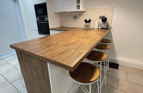 Ashton-under-Lyne Cottage | MALLISON COTTAGE, pet friendly, with a garden in Ashton-Under-Lyne