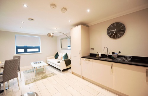 Reading City Centre Apartment | Malthouse Court - Premier 2-Bed with Balcony