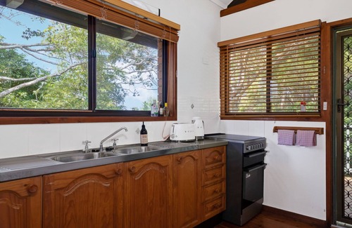 Malua Bay Apartment | Malua Bay Treehouse | Minutes to Beach & Cafés