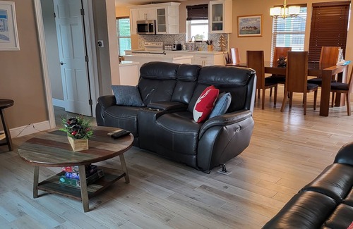 Marathon House | Manatee Bay , Pool table, Jacuzzi, Pool, Kayaks, REDUCED RATES AVAIL NOW