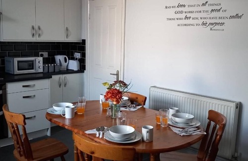 Radcliffe House | Manchester-2Bedroom-1Bathroom-Wifi
